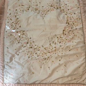 Charming baby comforter set